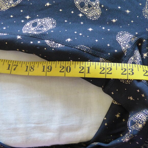TORRID ACTIVE CROP LEGGING - PERFORMANCE CORE FOIL STAR & SKULL BLACK 0 L 12 - Picture 8 of 10